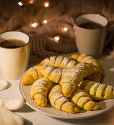 Rahmkipferl mit Marmeladefüllung