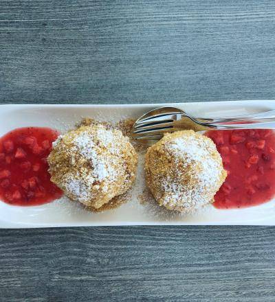 Topfenknödel mit Erdbeersauce