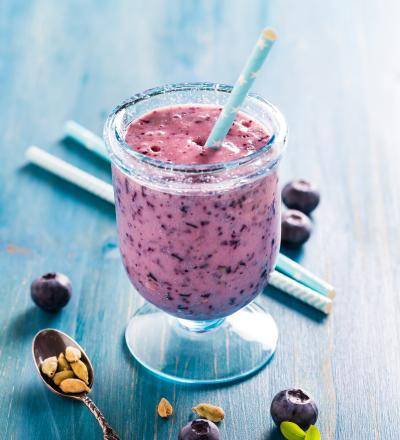 Fruchtig erfrischender Beeren-Lassi
