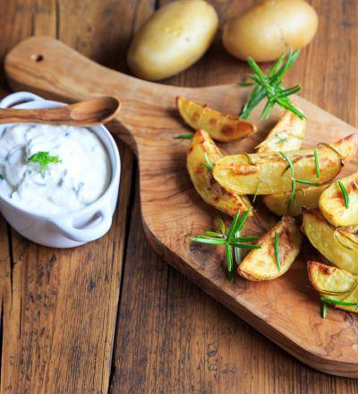 Erdäpfelwedges mit Tzatziki-Dip