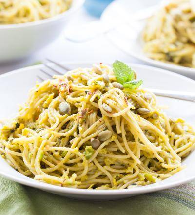 One-Pot-Carbonara mit Kürbiskern-Pesto