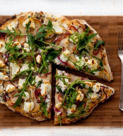 Flammkuchen mit Sommergemüse, Kürbiskernen und Rucola