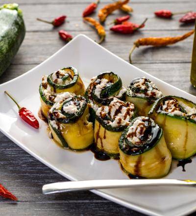 Zucchini-Röllchen mit feiner Topfenfülle