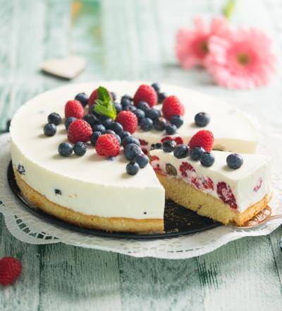 Buttermilch-Obers-Beerentorte